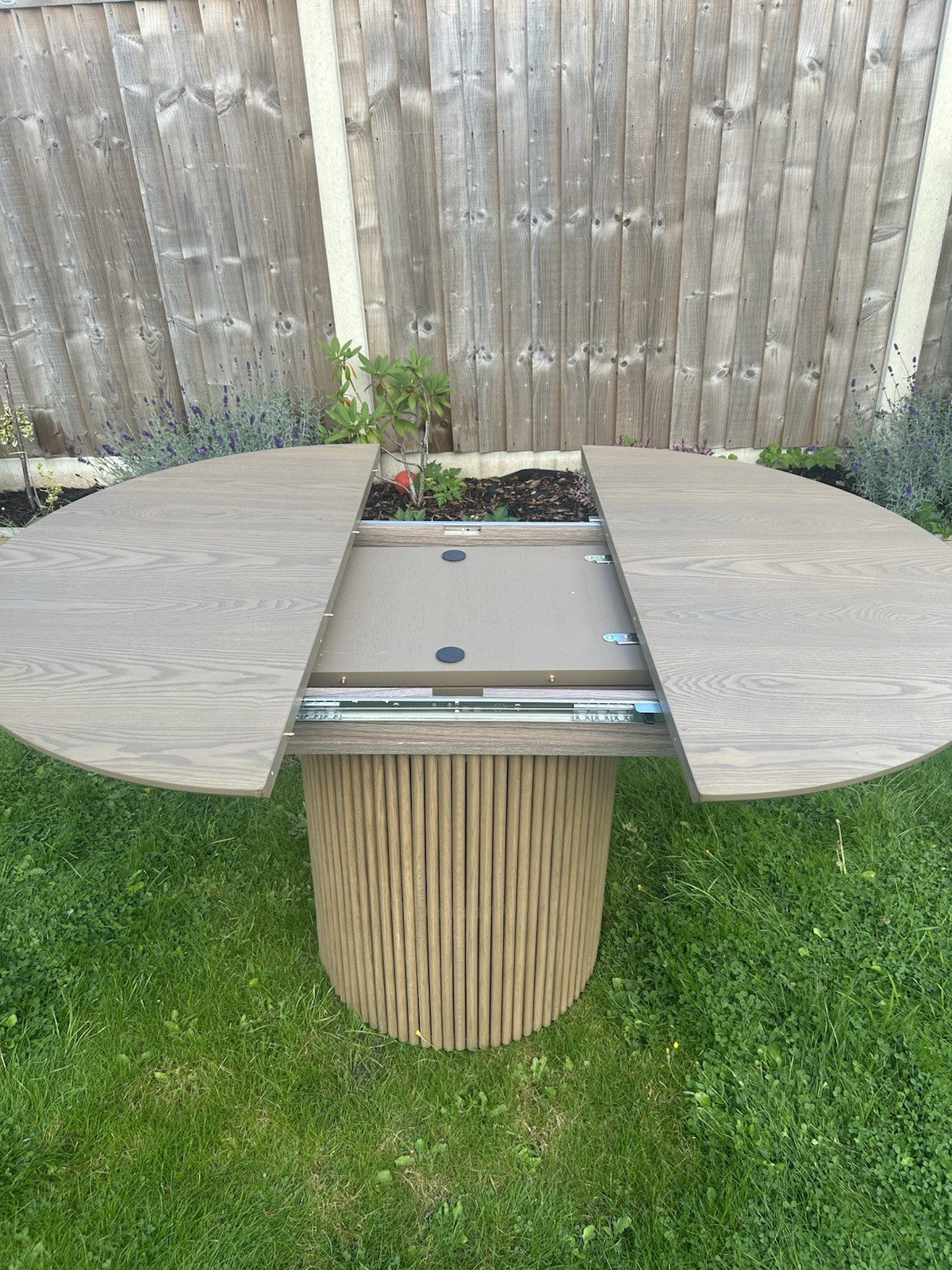 Daals Maru Round 4-6 Seater Extending Oak Pedestal Dining Table, Silver Oak